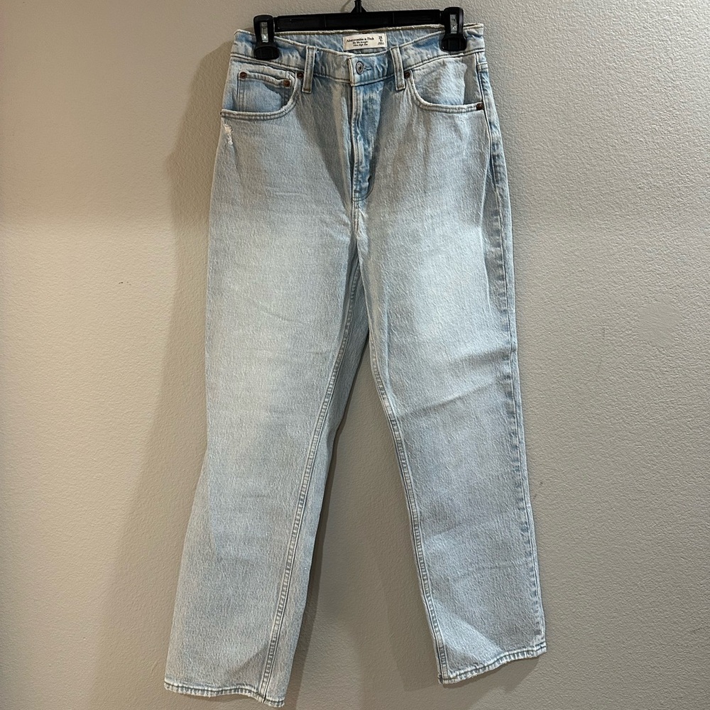 Abercrombie & Fitch
The 90s Straight Ultra High Rise
Light Blue Denim Jeans